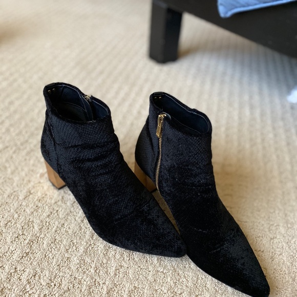 Calvin Klein black suede Booties - Picture 6 of 7
